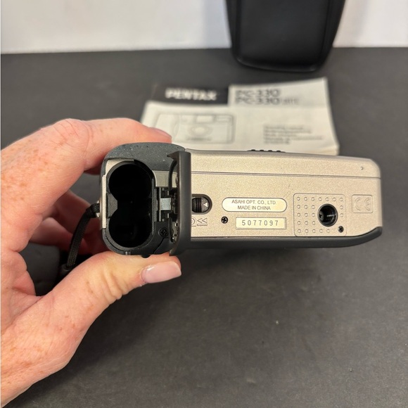 Pentax PC-330 Vintage 35mm Film Camera Point & Shoot w/ Case & Manual Retro Y2K - Picture 5 of 9